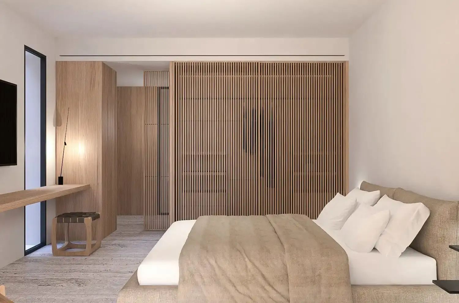 Schlafzimmer mit gemachtem Bett und einer Schiebewand aus vertikalen Holzlamellen.