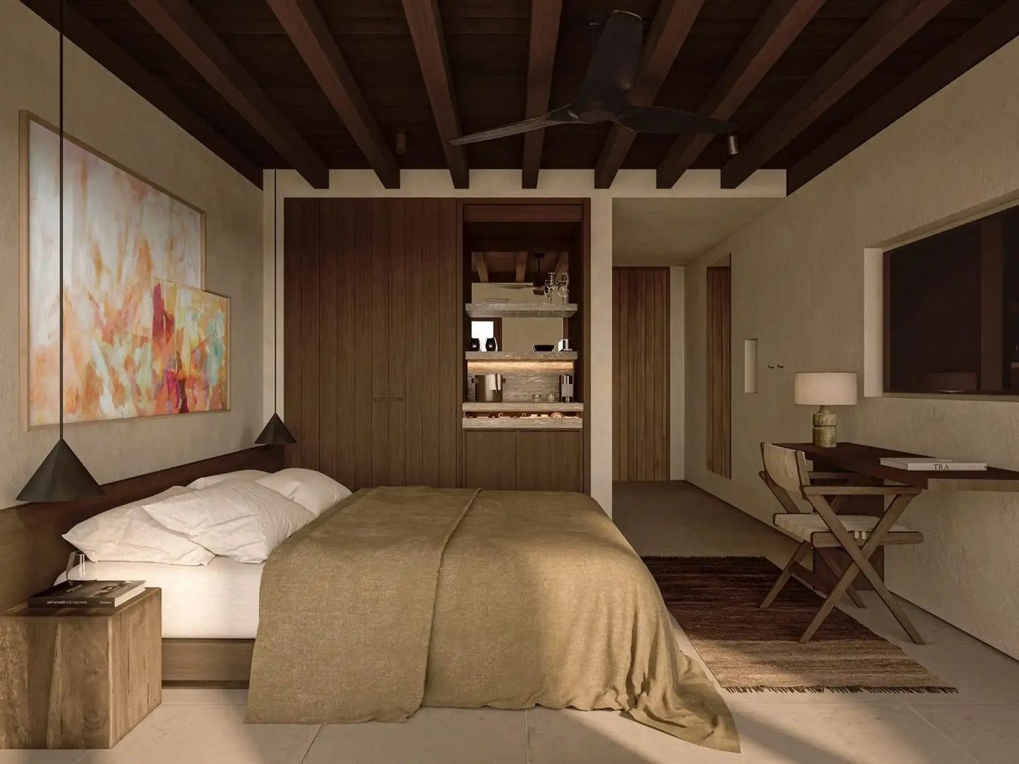 Hotelzimmer mit Doppelbett, dunkler Holzbalkendecke und Schreibtisch aus Holz.