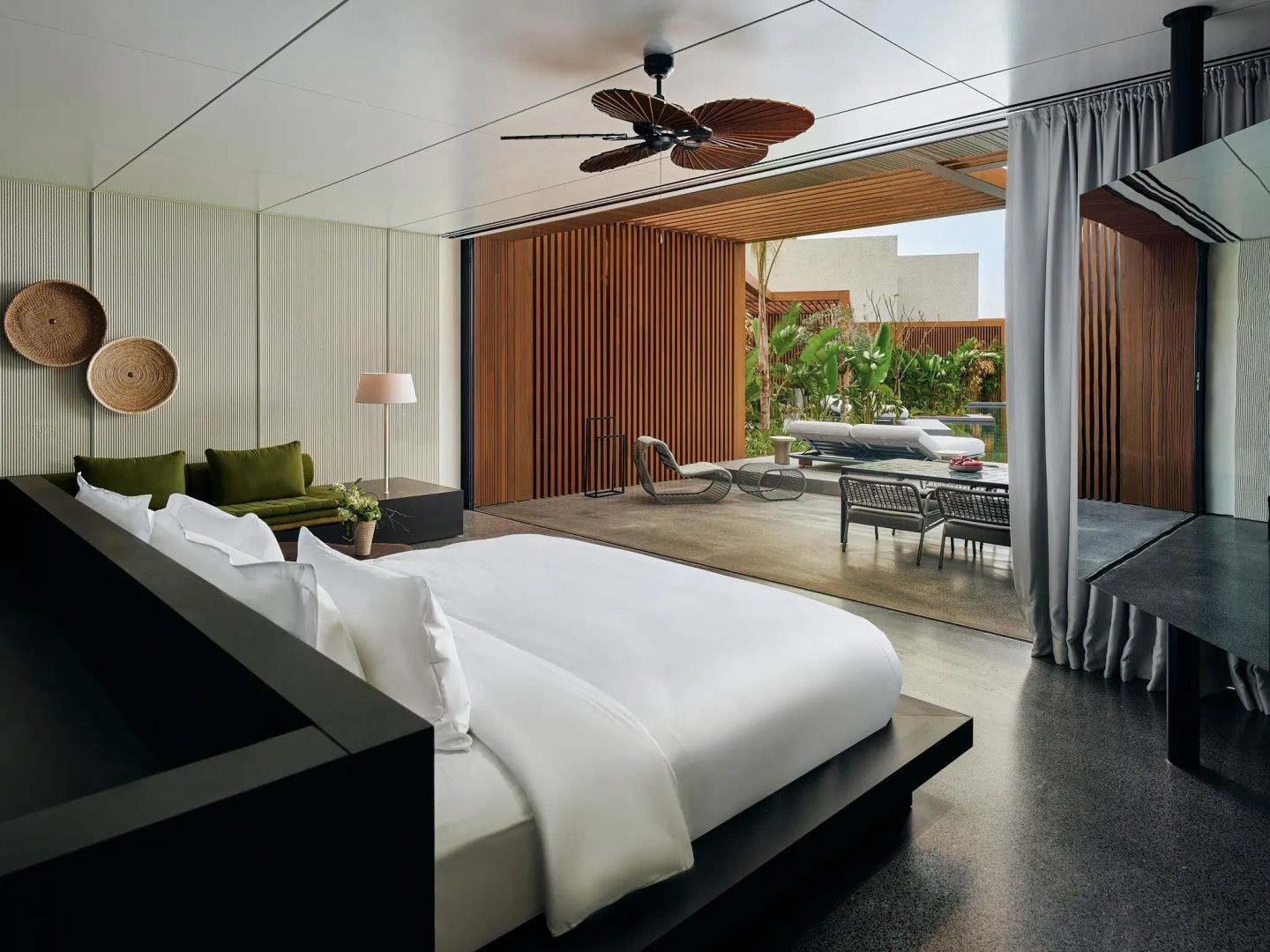 Helles Schlafzimmer mit großem Doppelbett und Blick auf die Terrasse