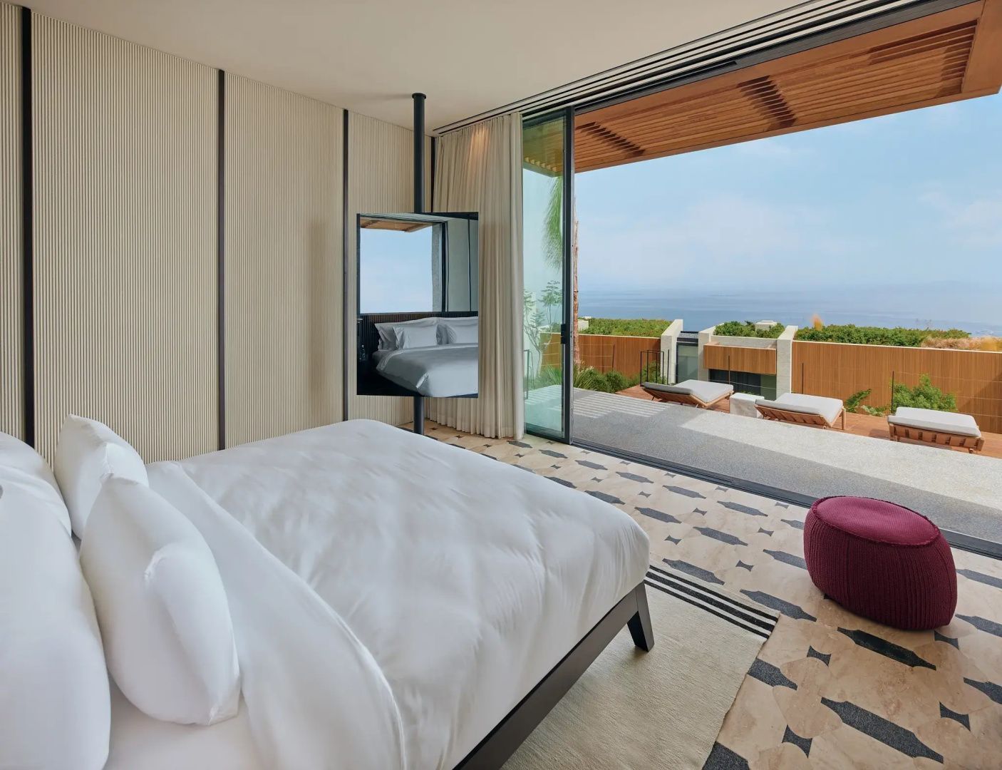 Blick aus dem Schlafzimmer über die Terrasse auf das offene Meer.