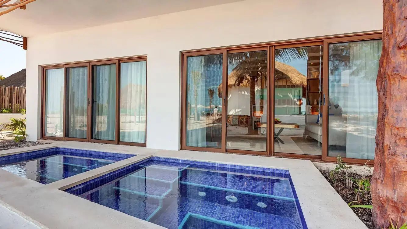 Kleine Pool-Wanne auf der Terrasse vor den Glas-Schiebetüren der Unterkunft.