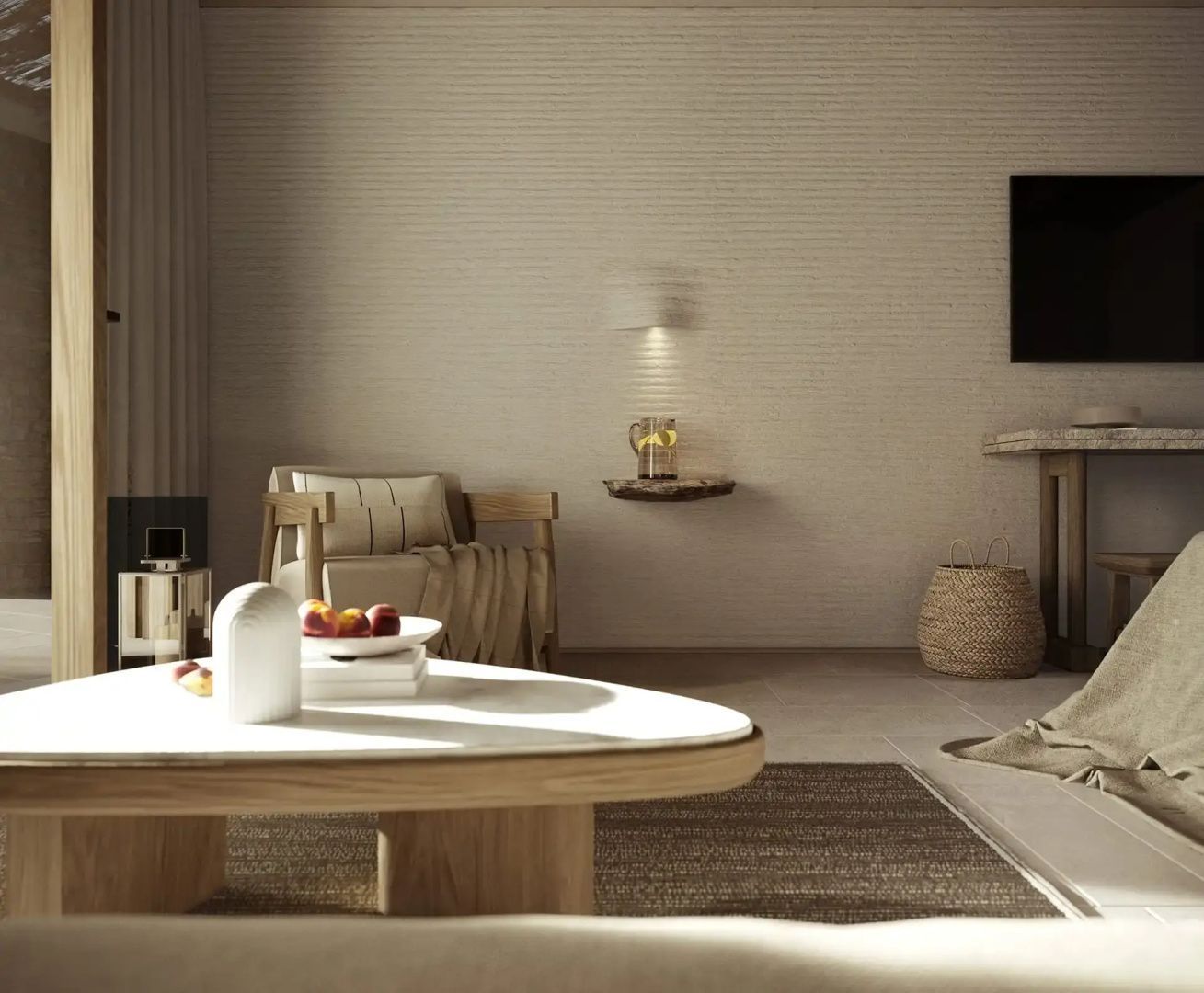 Sitzbereich im Hotelzimmer mit einem niedrigen Holztisch, Sessel und hellem Teppich.