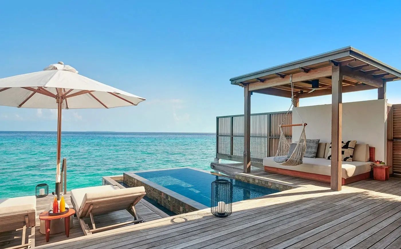 Sonnendeck einer Overwater Villa mit kleinem Pool und Blick auf das Meer