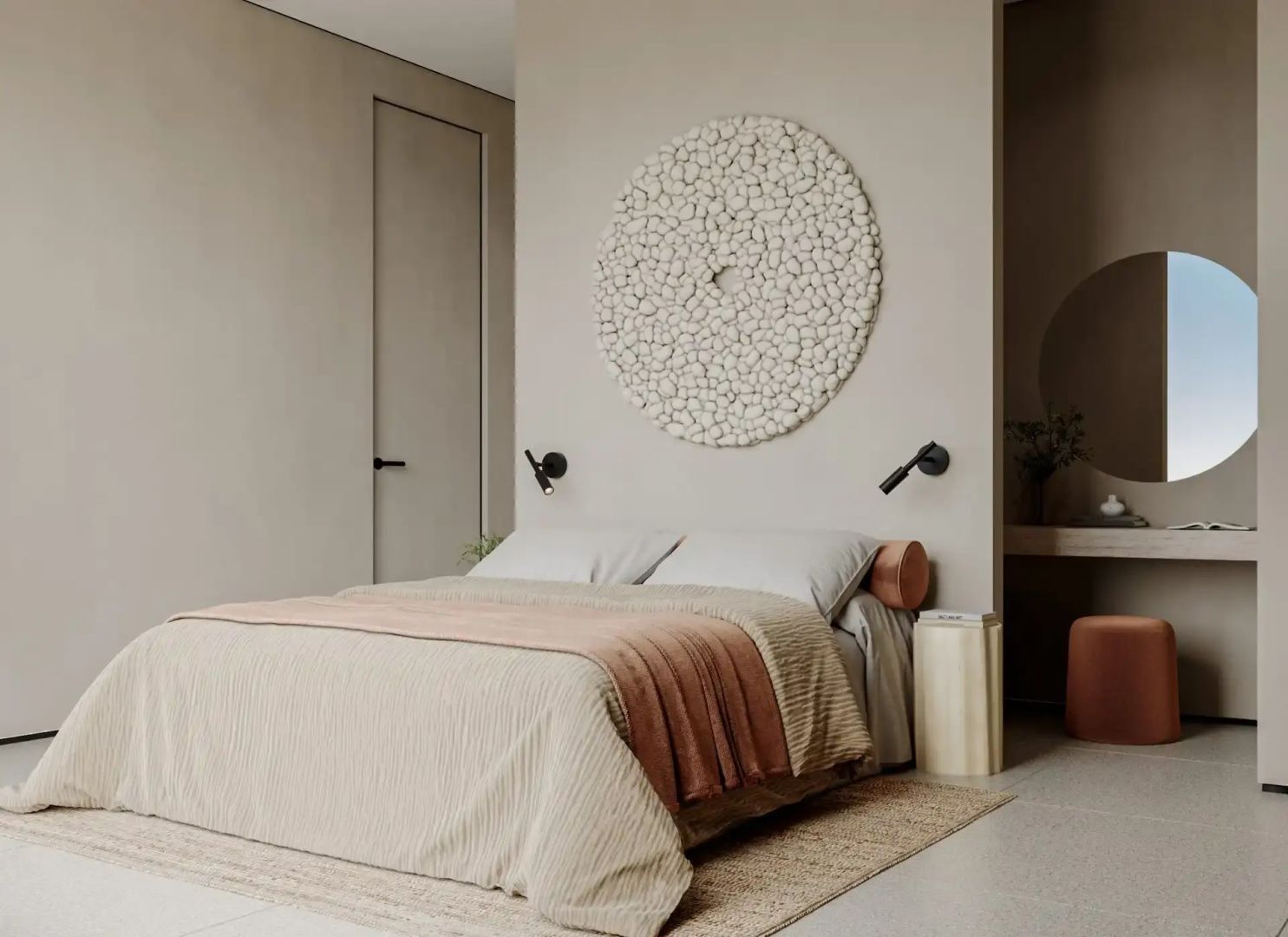 Modern eingerichtetes Doppelbett mit beiger Tagesdecke und runder Wanddekoration.