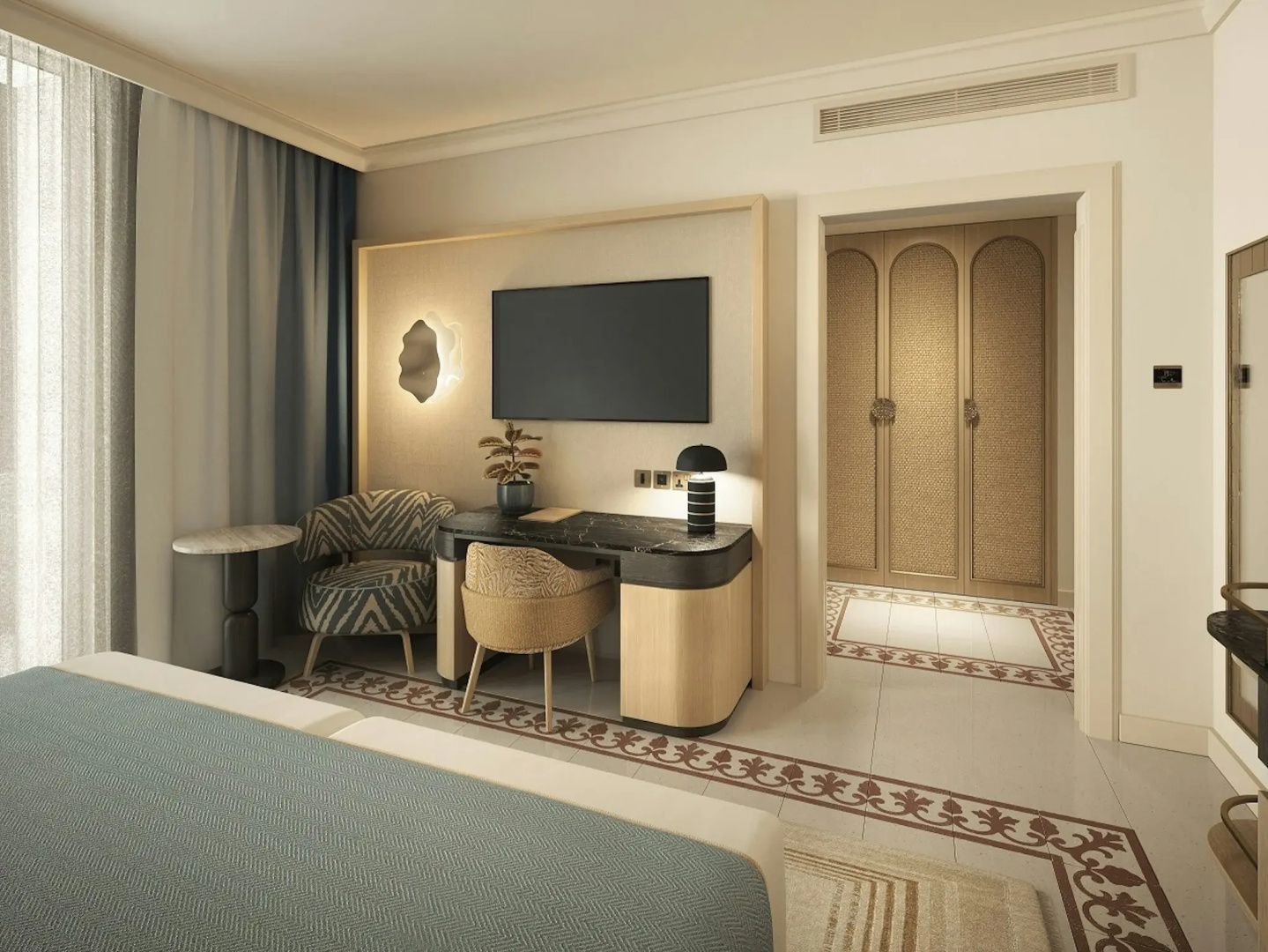 Schreibtischecke im Hotelzimmer mit Flachbildfernseher und Blick in den Flurbereich.