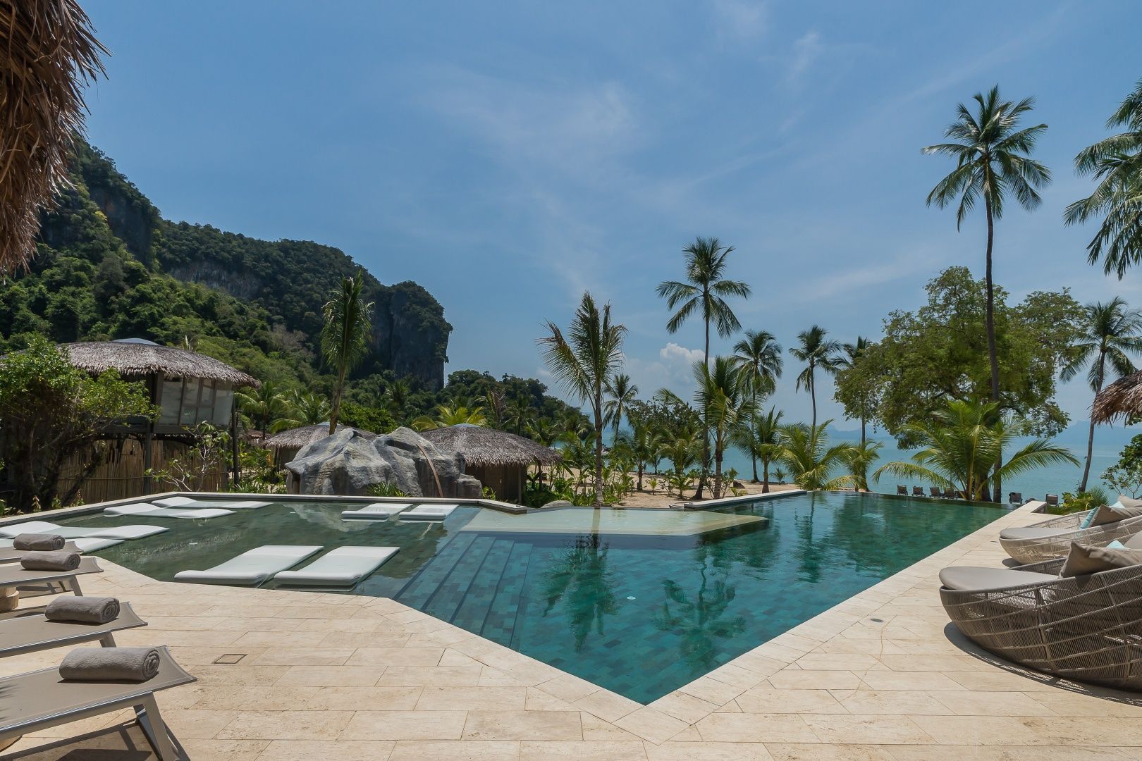 Infinity-Pool mit Palmen und Blick auf die Kalksteininseln der Bucht von Phang Nga in den TreeHouse Villas auf Koh Yao Noi