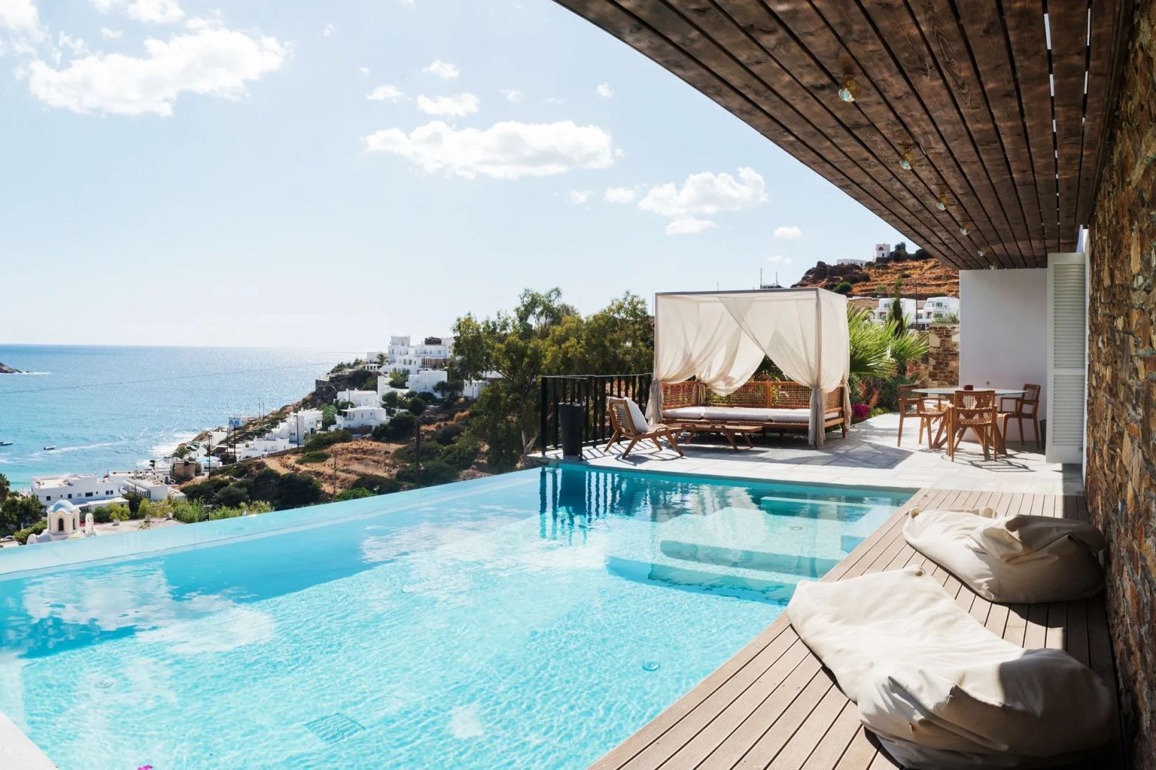 Infinity-Pool mit Blick über die Bucht von Mylopotas auf Ios im Hide out Suites