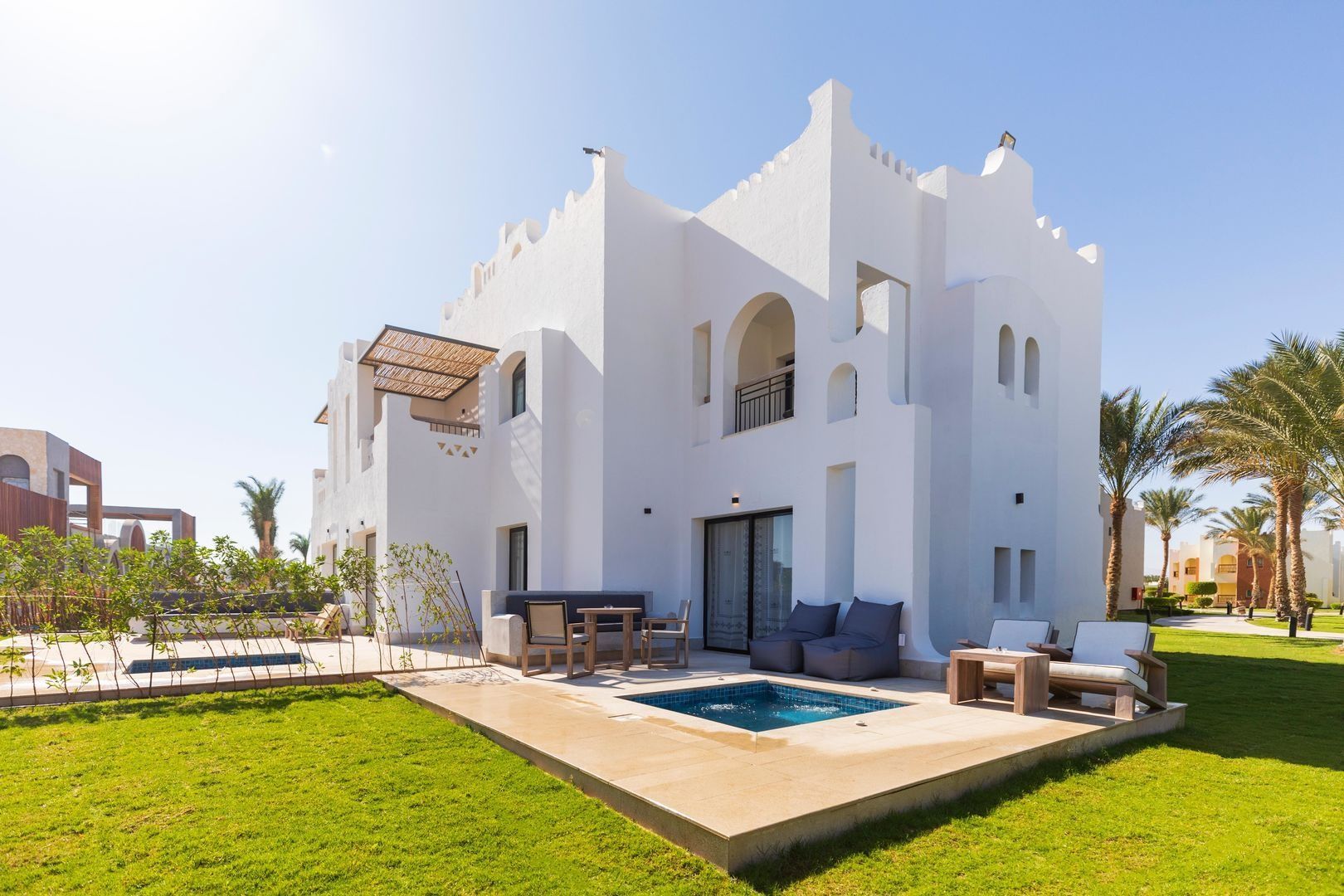 Weiße Villa mit eigenem Pool und Rasen im Sunrise Tucana Resort in Makadi Bay, Ägypten