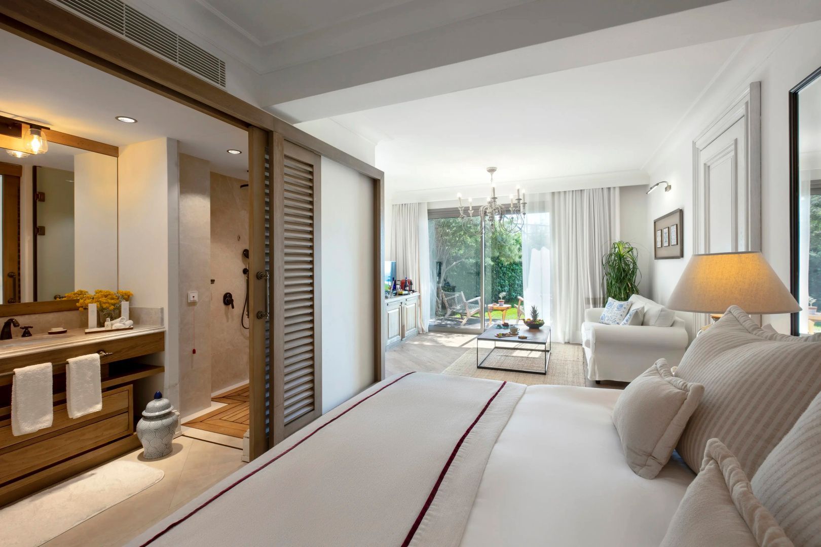 Blick aus einem Schlafzimmer auf die Terrasse und das angrenzende Badezimmer.