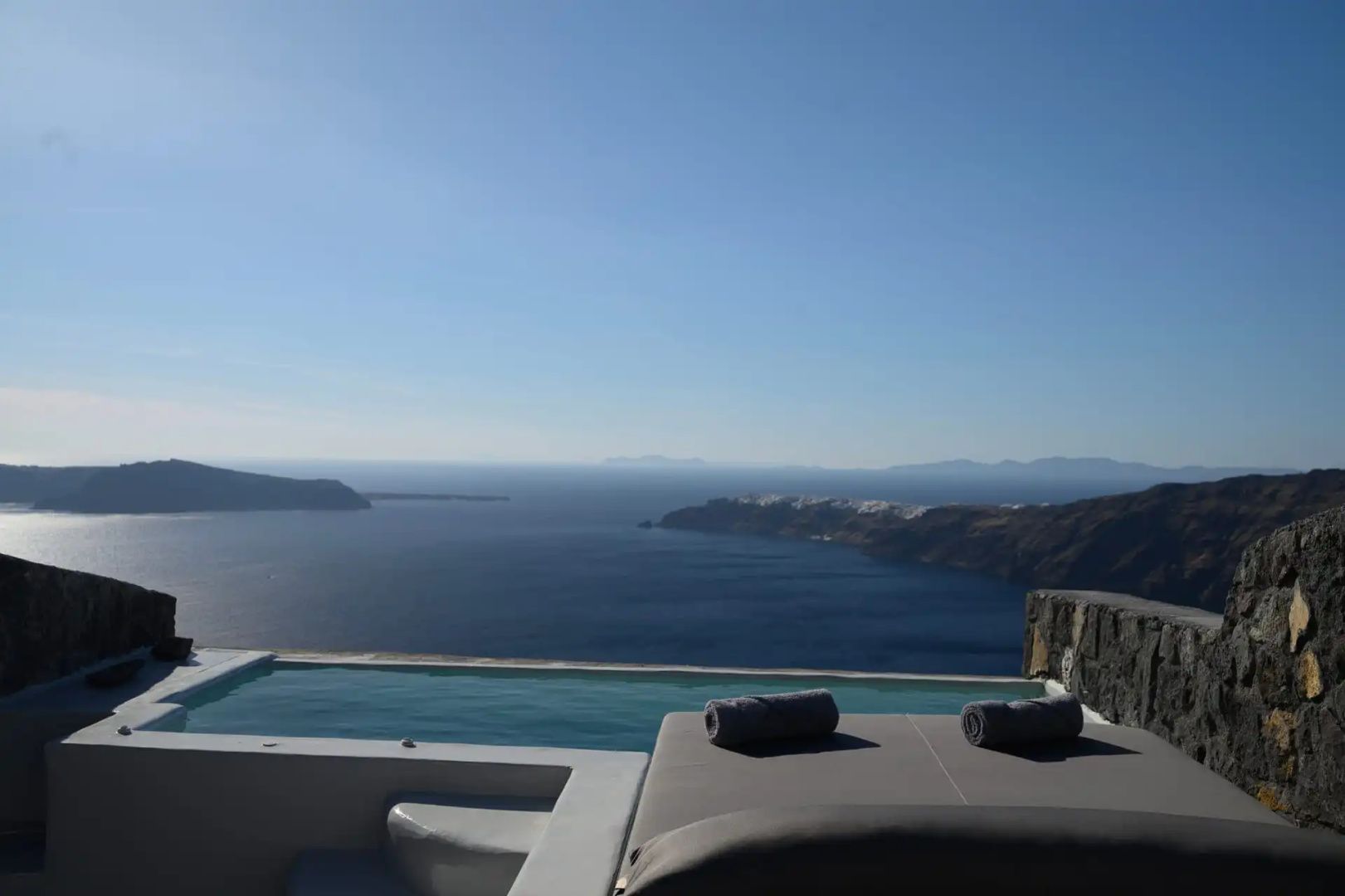 Sonnenliege am kleinen Pool mit weitem Blick über das Meer und die Vulkaninseln.