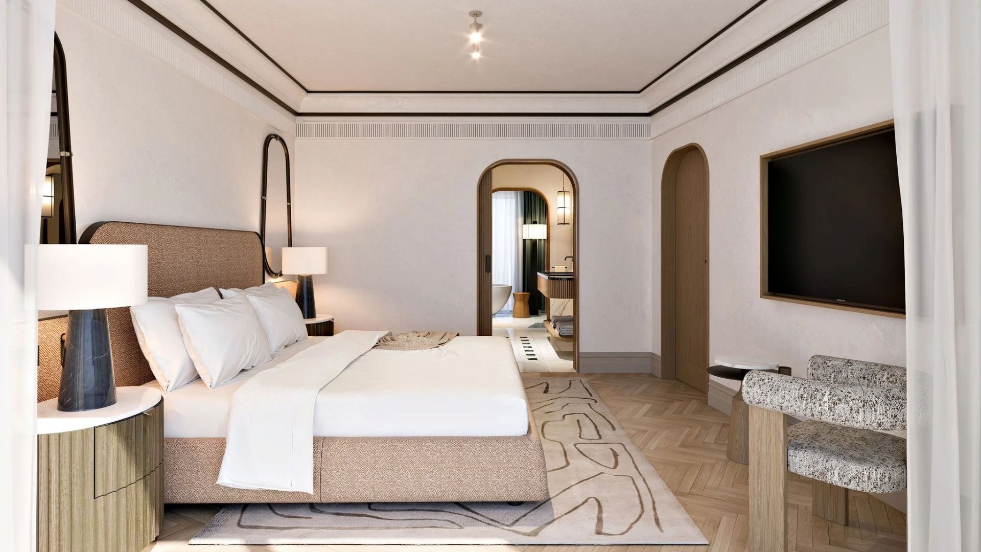 Helles Hotelzimmer mit Doppelbett, Parkettboden und Blick ins angrenzende Badezimmer.