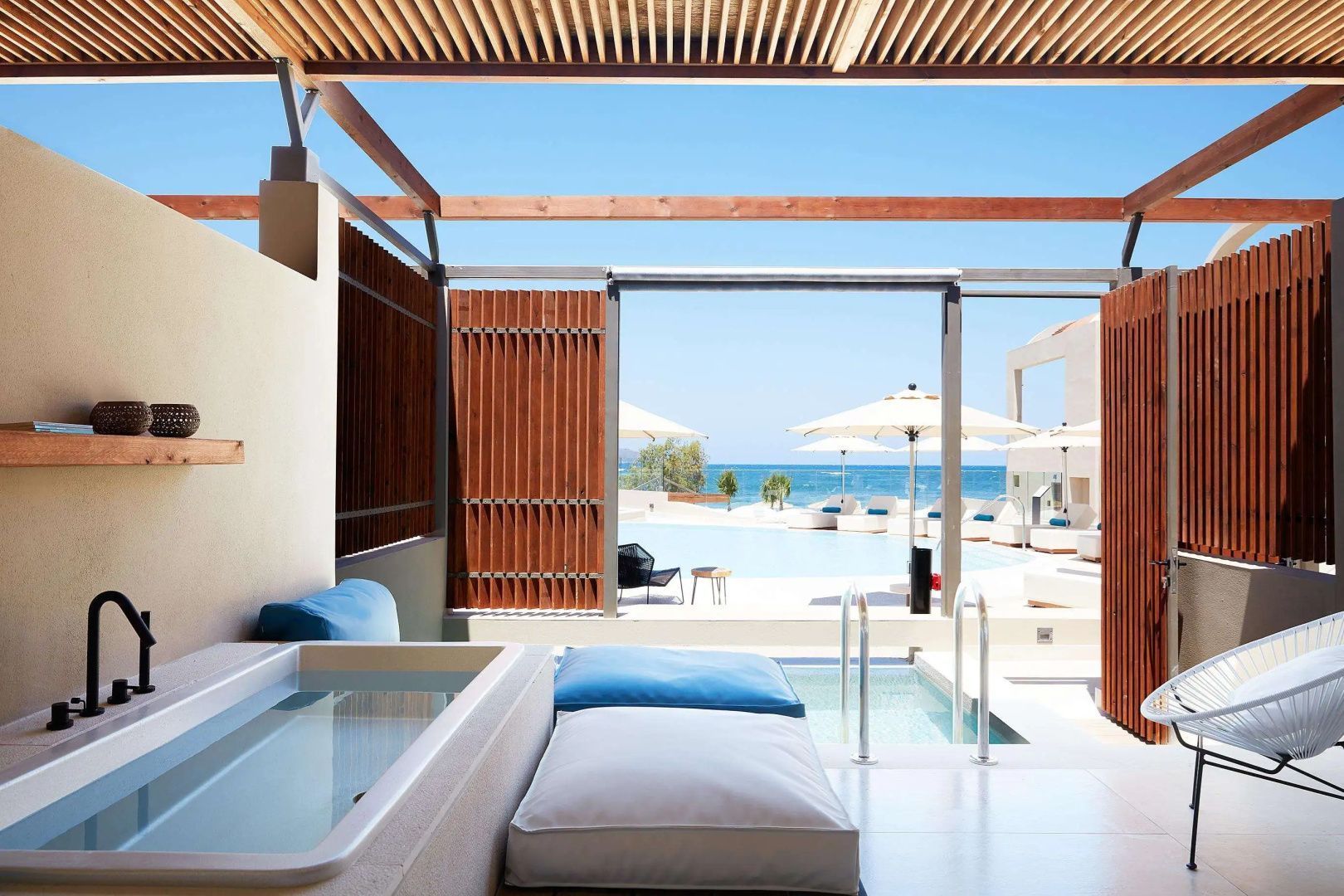 Terrasse mit privatem Tauchbecken und Blick auf den Hauptpool sowie das Meer.