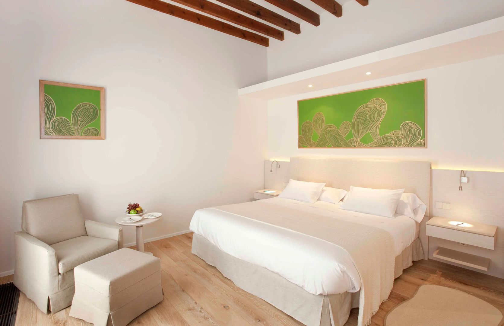 Helles Schlafzimmer mit Doppelbett, grünem Wandbild und Holzbalkendecke.
