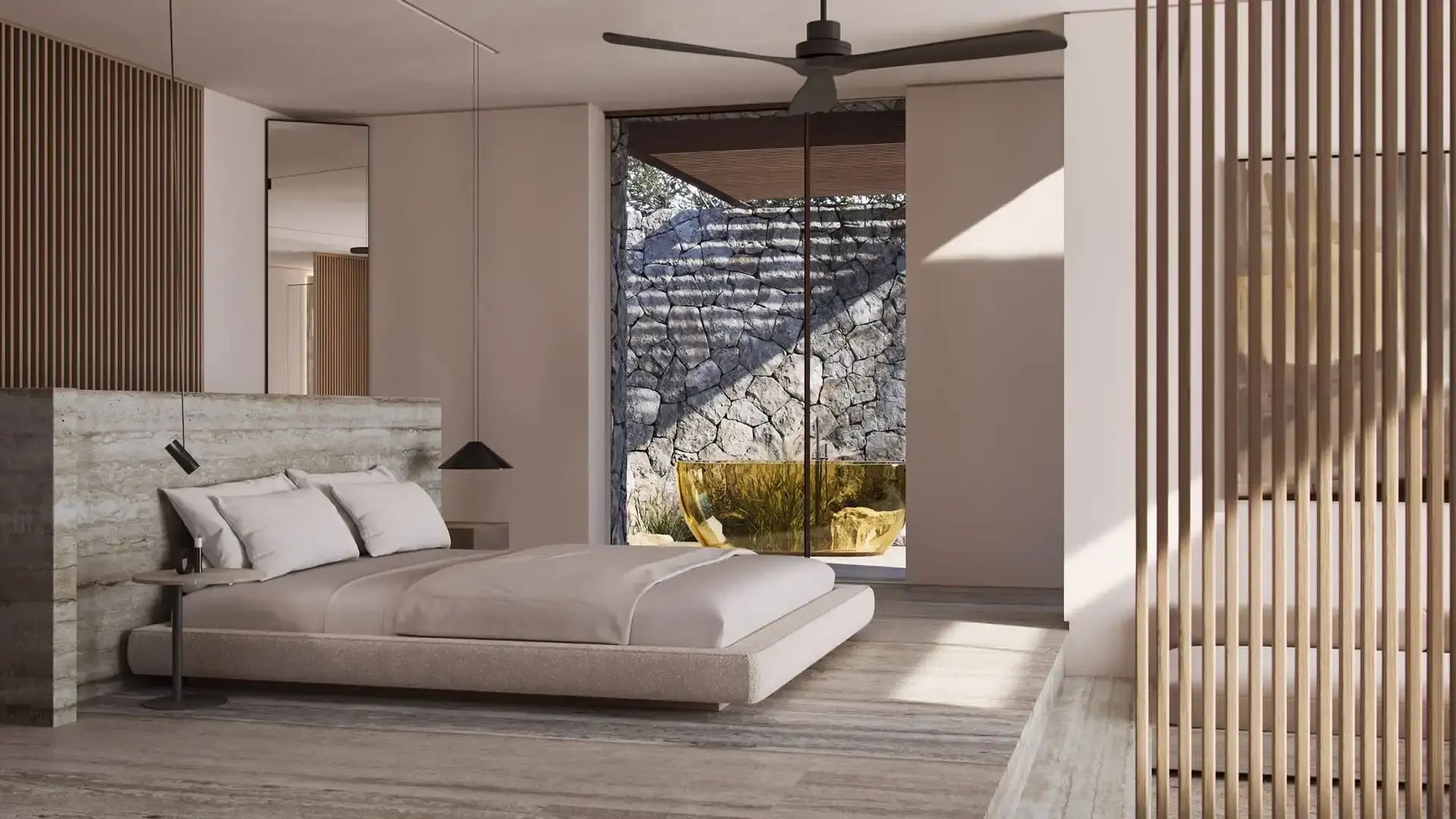 Helles Schlafzimmer mit Deckenventilator und Blick auf eine goldene Badewanne im Außenbereich.