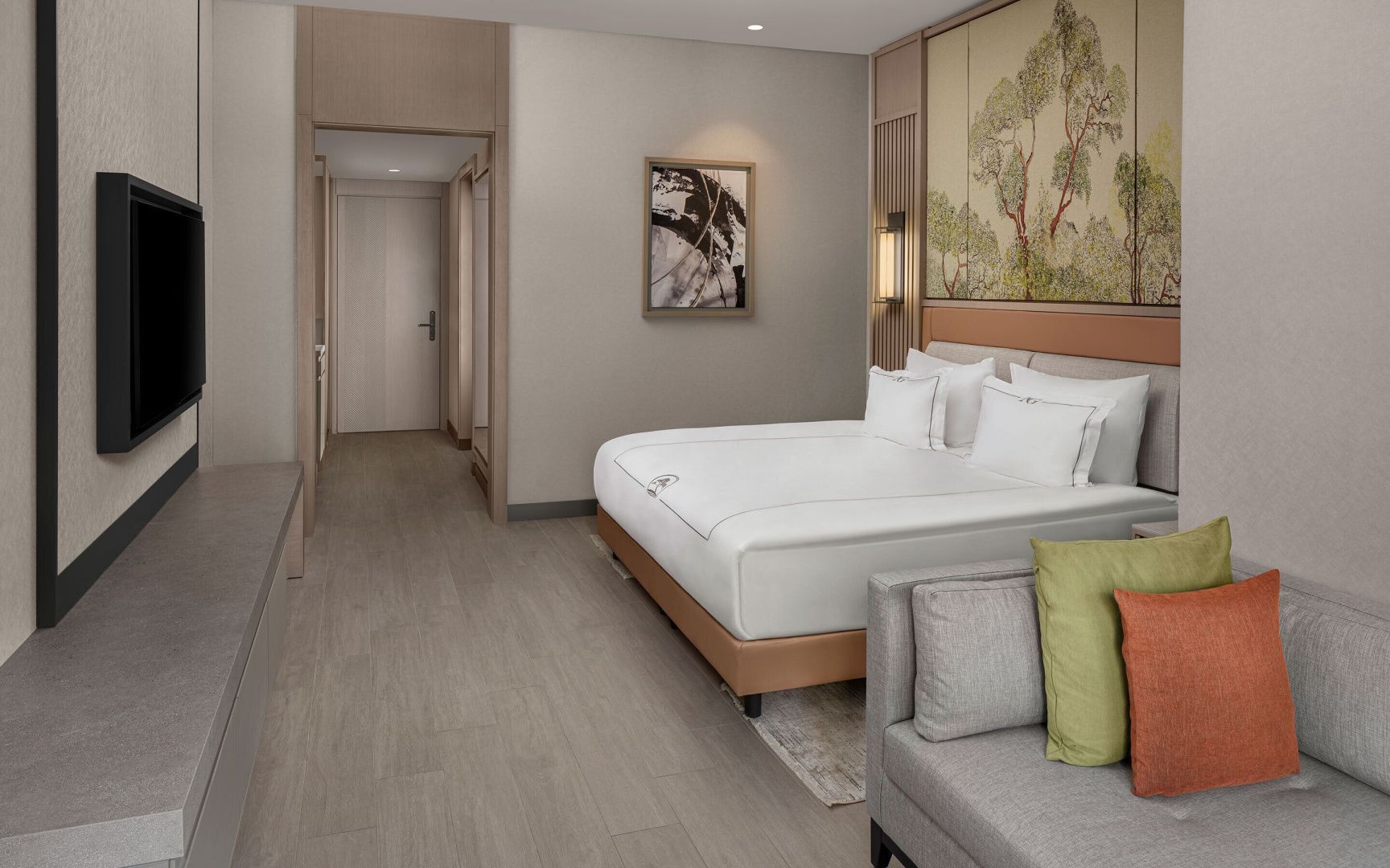 Hell eingerichtetes Hotelzimmer mit Doppelbett, beigem Kopfteil, Wandgemälde und hellem Holzboden.