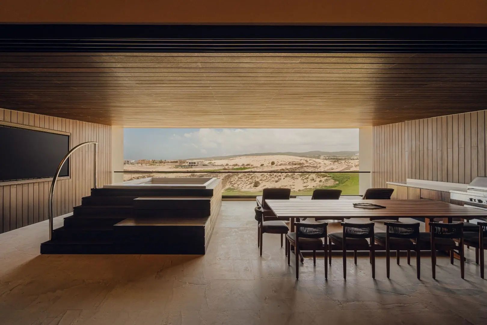 Überdachte Terrasse mit Whirlpool, Esstisch und Panoramablick auf die Landschaft