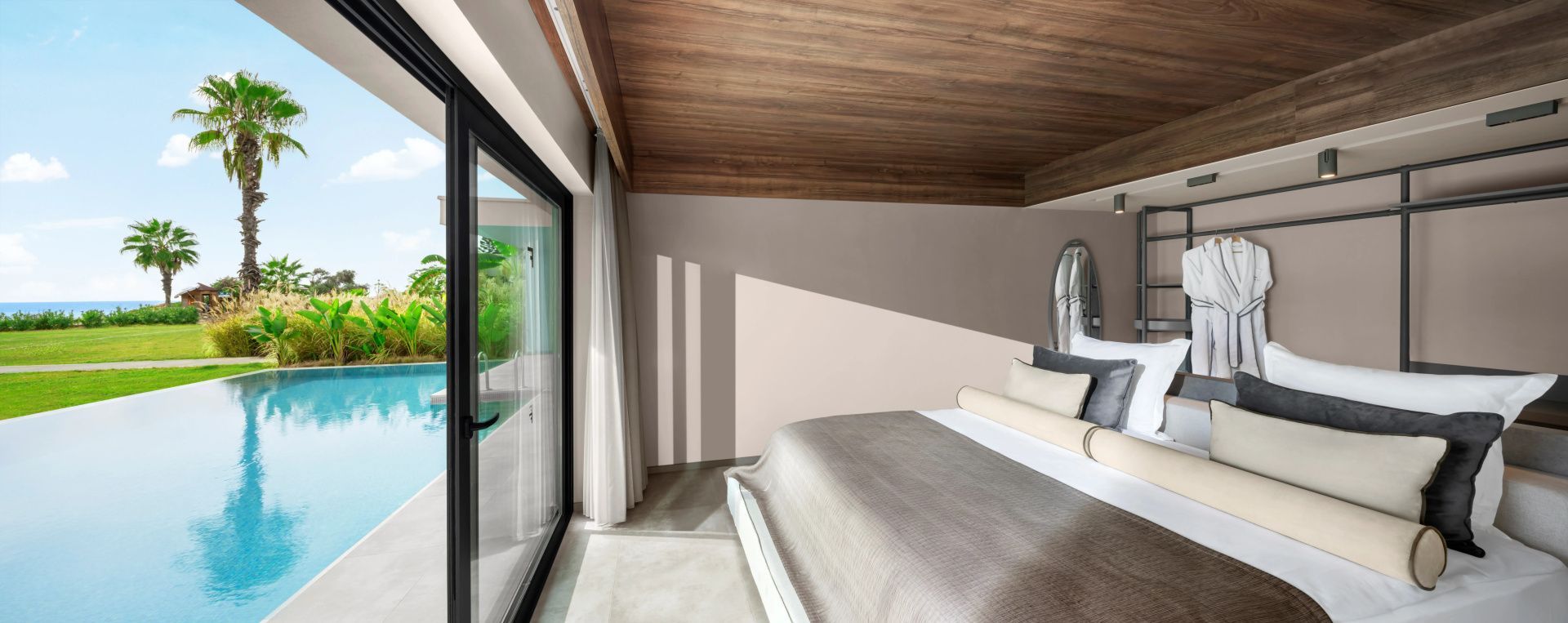 Helles Schlafzimmer mit Doppelbett, Holzdecke und Glasschiebetür zum Außenbereich.