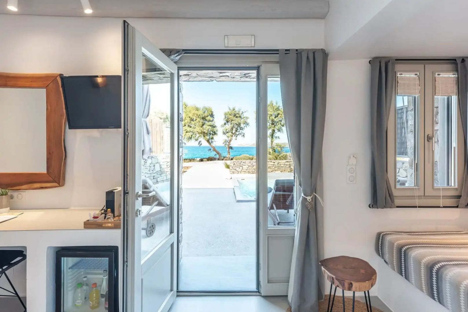 Offene Terrassentür mit Ausblick auf den Außenbereich und das Meer.