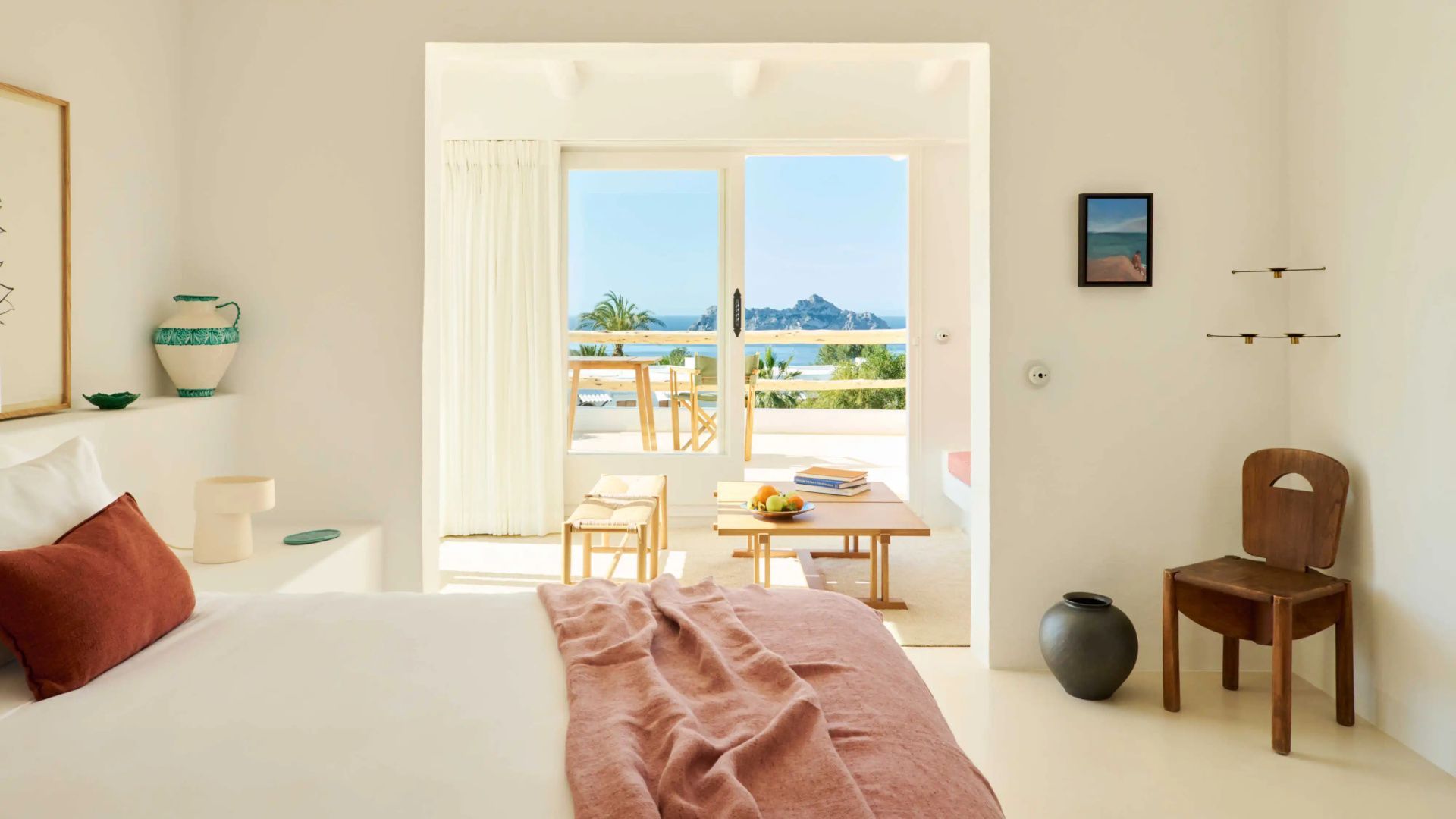 Blick vom Hotelzimmer über die Terrasse auf das Meer und die Felseninsel Es Vedrà.