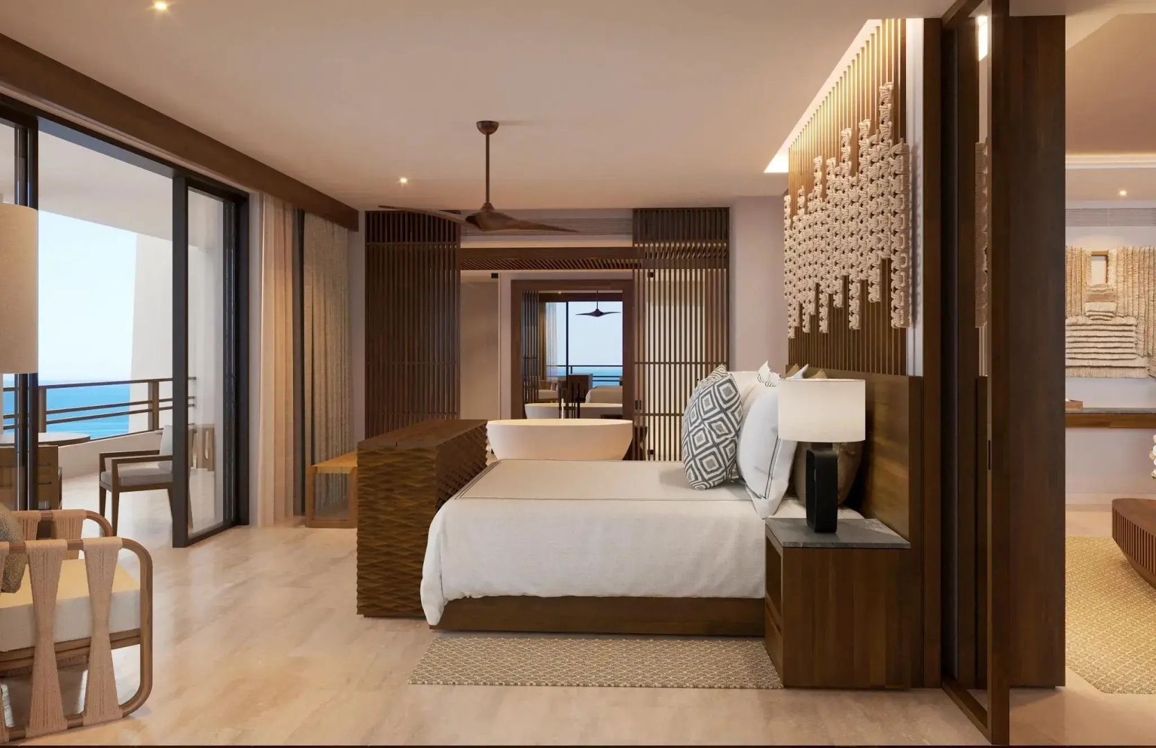Schlafbereich einer Suite mit Doppelbett, Holzdeko und freistehender Badewanne