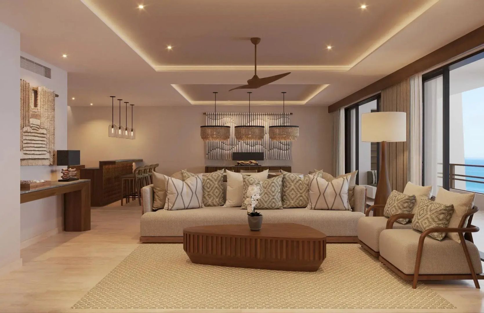 Wohnbereich einer Suite mit hellen Sofas, Holzcouchtisch und Deckenventilator