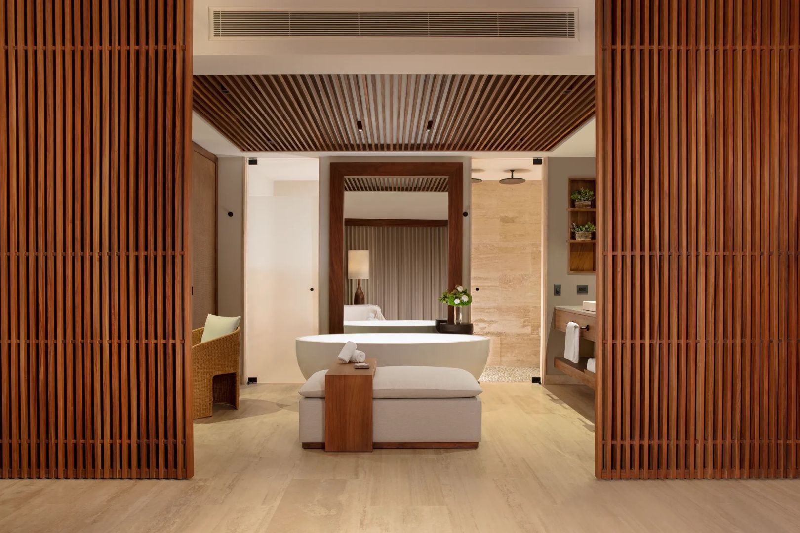 Freistehende Badewanne in einem modern gestalteten Badezimmer mit Holzelementen.