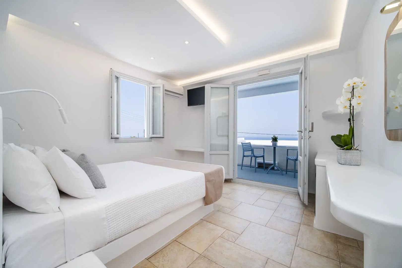 Blick aus dem Schlafzimmer durch die offene Balkontür auf das Meer.