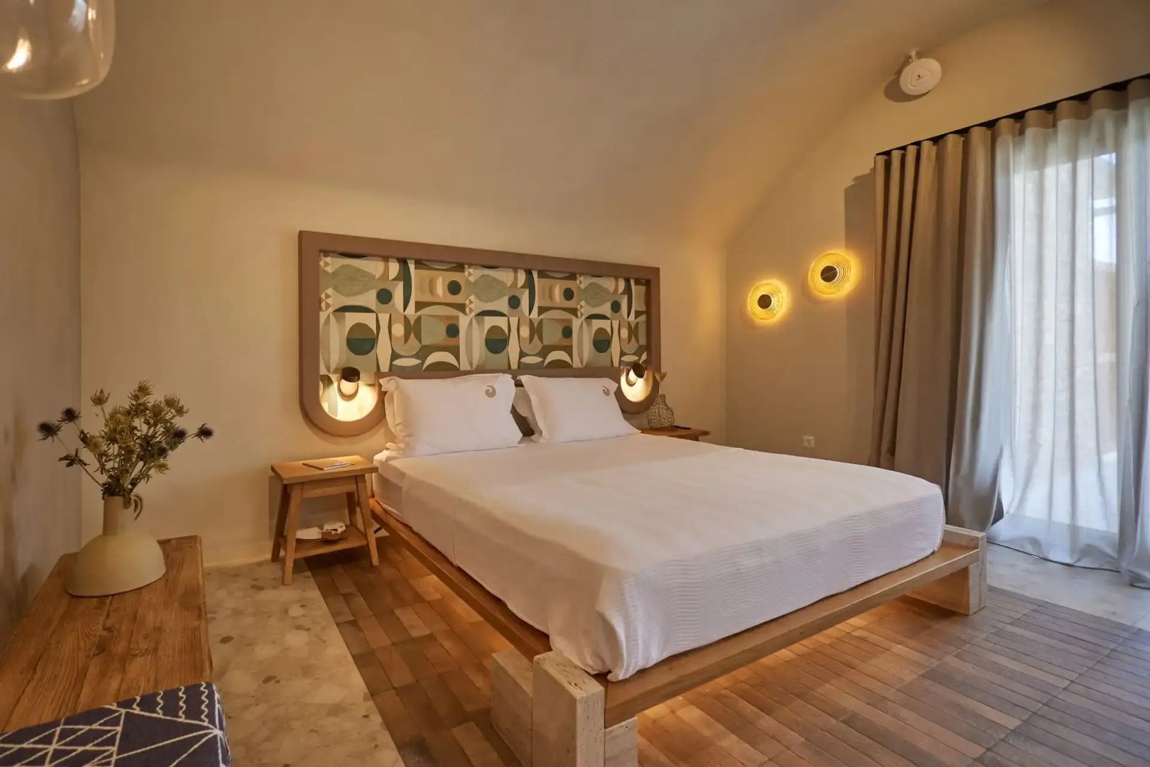 Doppelbett mit Holzrahmen und gemustertem Kopfteil im Schlafzimmer