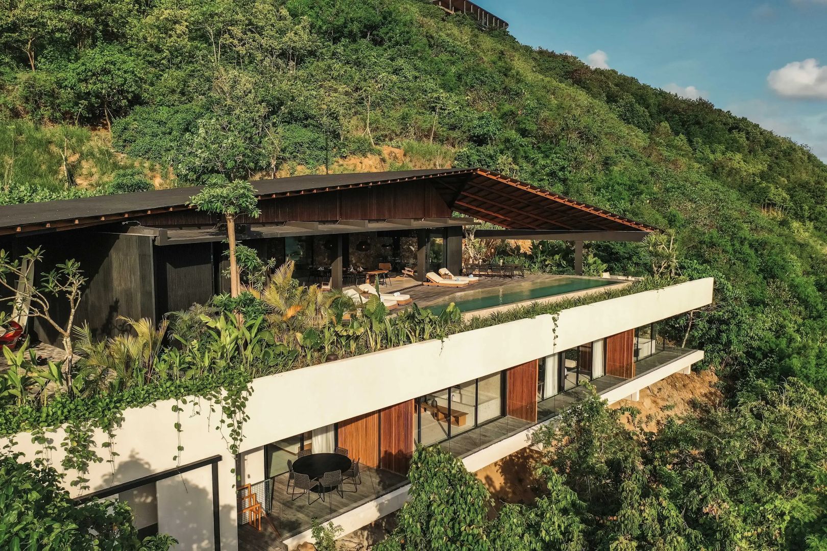 Terrassierte Villa an einem grünen Hang mit Pool und großzügigem Außenbereich