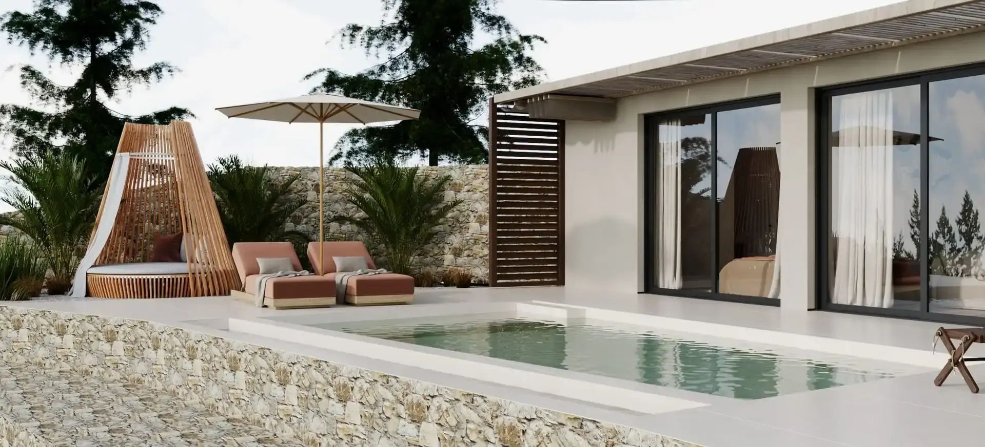Terrasse mit eigenem Pool, zwei Sonnenliegen unter einem Sonnenschirm und Steinwand.