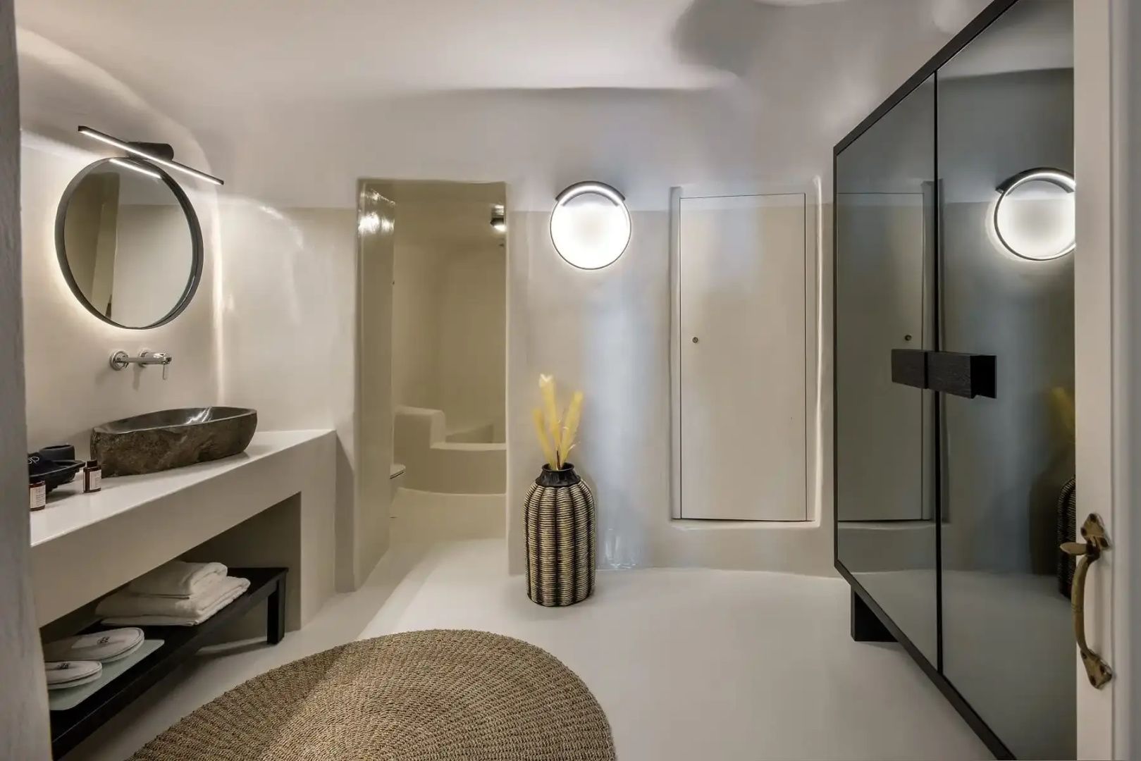 Helles Badezimmer mit minimalistischem Design, Rundteppich und Schrank