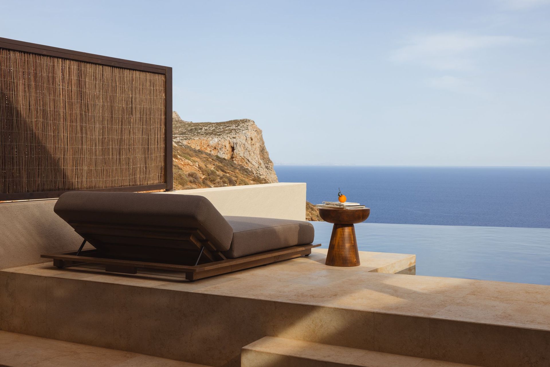 Terrasse mit Liege und Privatpool der Gundari Suite