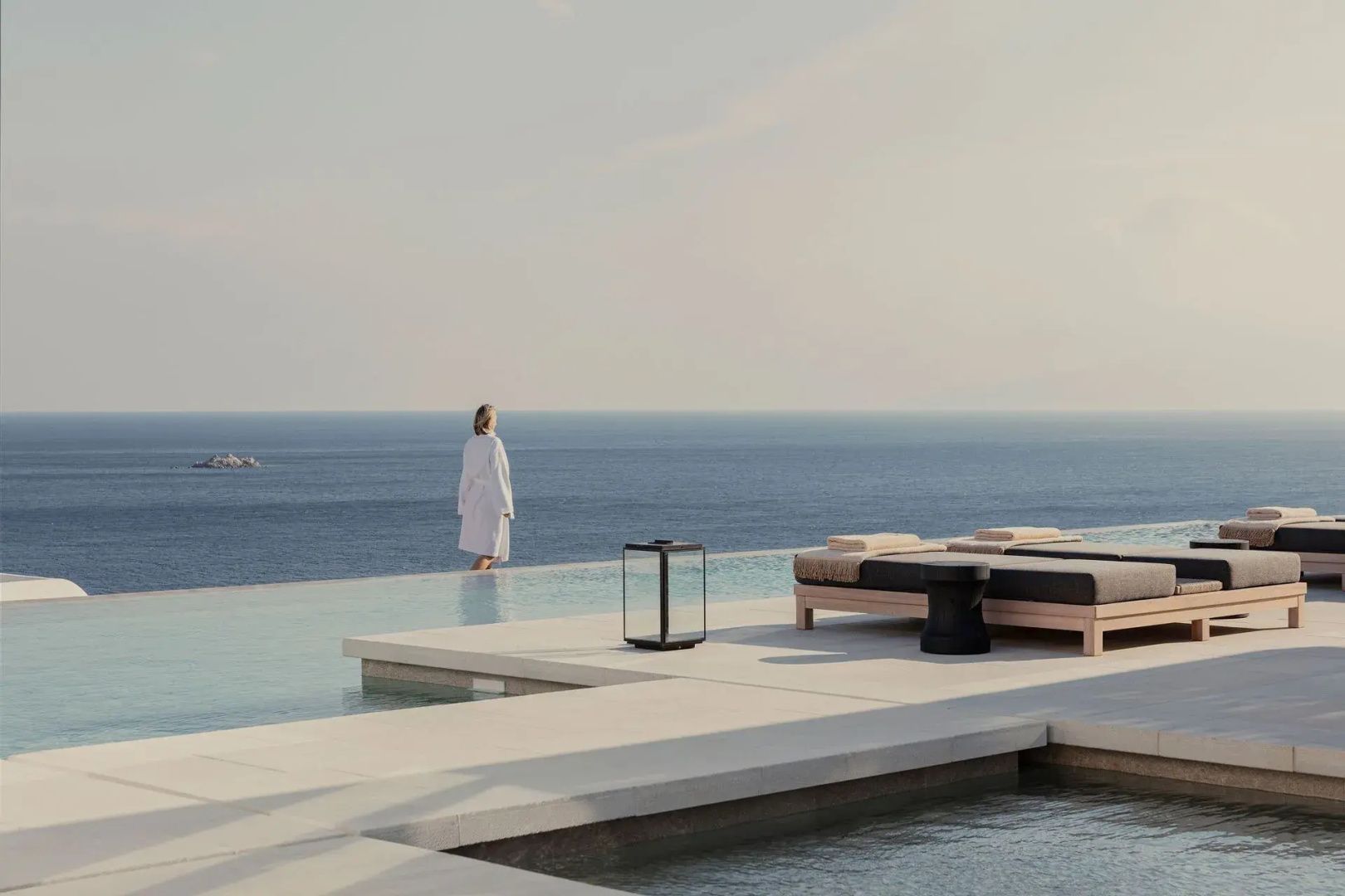 Hauptpool des Kalesma Mykonos mit Liegen und offenem Blick auf die Ägäis