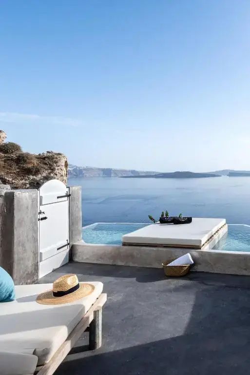 Terrasse mit integriertem Pool, Liegefläche und Weitblick auf das offene Meer.