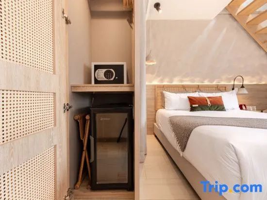 Offener Schrankbereich in einem Hotelzimmer mit integriertem Tresor und Minibar.