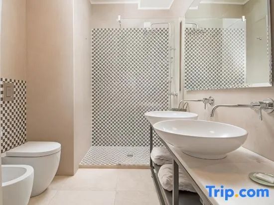 Modernes Badezimmer mit Doppelwaschtisch, zwei runden Waschbecken und begehbarer Dusche mit Mosaikfliesen.