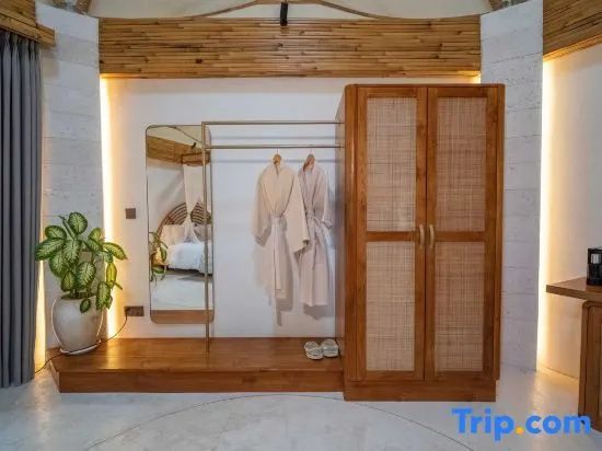 Kleiderschrank aus Holz und Rattan mit Kleiderständer, Bademänteln und Ganzkörperspiegel