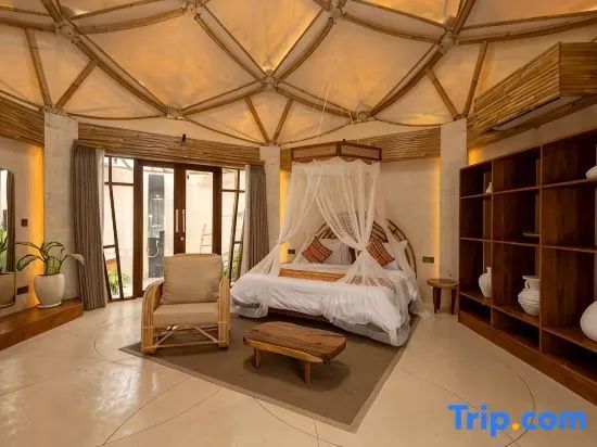 Großzügiges Zimmer mit kuppelförmiger Bambusdecke, zentralem Himmelbett und Rattanmöbeln.