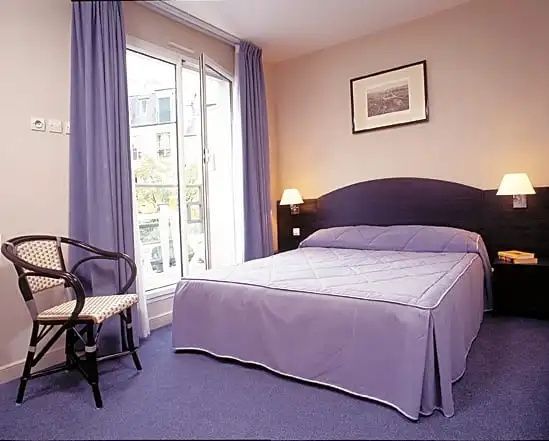 Schlafzimmer mit einem Doppelbett in Violett, Stuhl und großem Fenster.