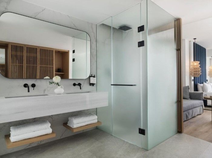 Modernes Badezimmer mit doppelter Waschkonsole, großem Spiegel und verglaster Begehbarer Dusche.