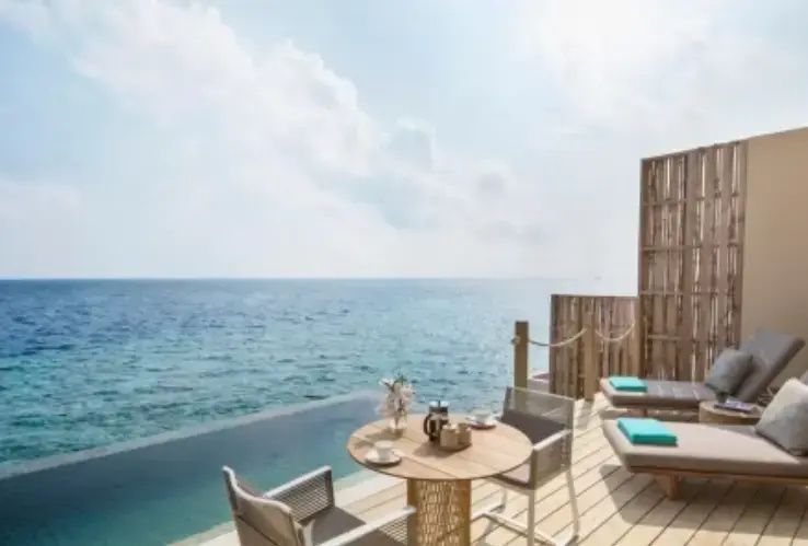 Sonnenterrasse einer Villa mit kleinem Pool und Sitzgelegenheit direkt am Meer