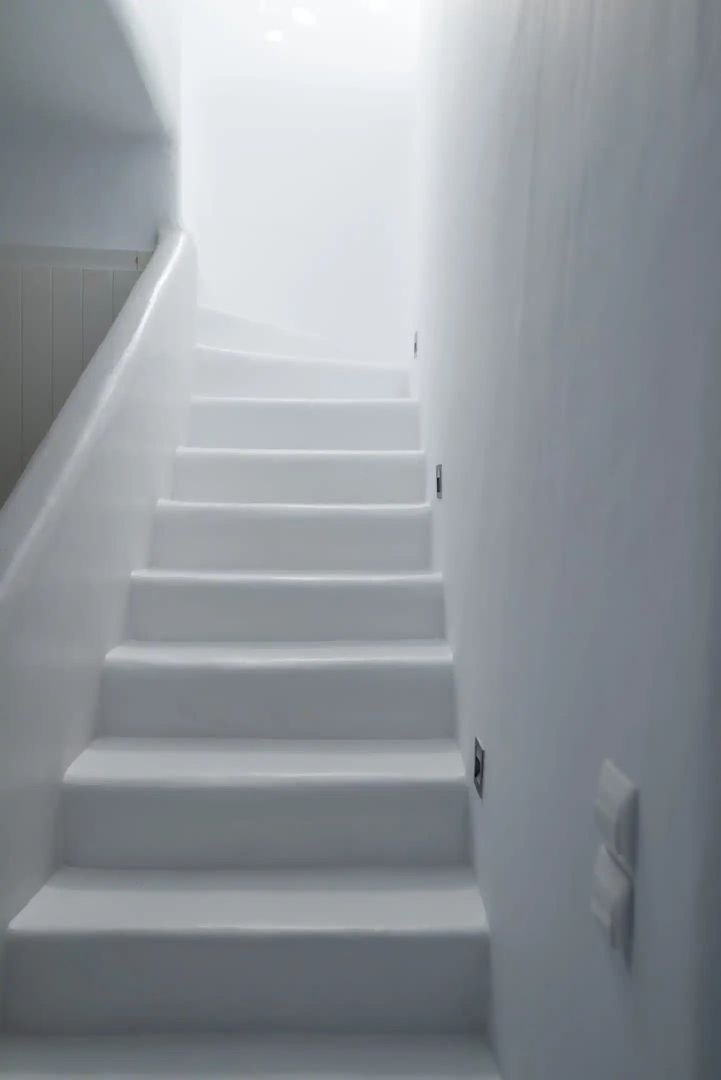 Schlichte weiß getünchte Treppe im traditionellen Architekturstil.