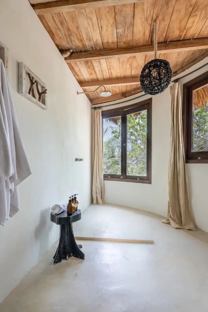 Offener Duschbereich mit Regendusche, Holzdecke und Fenster zur Natur.