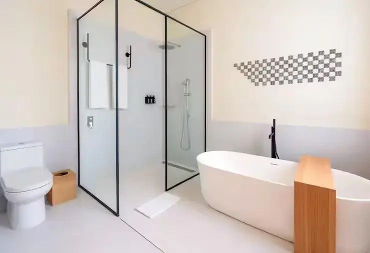 Modernes Badezimmer mit freistehender Badewanne und glasabgetrennter Dusche.