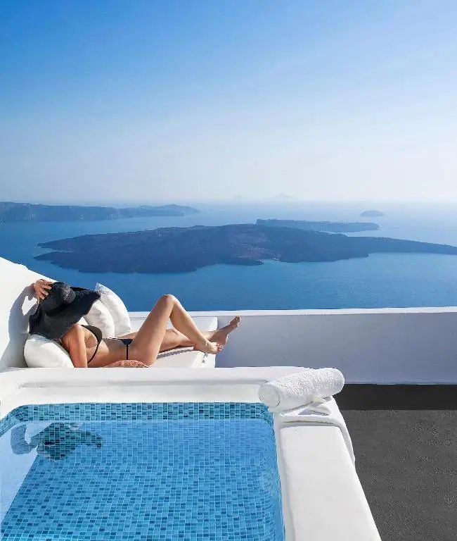 Kleine Poolwanne auf der Terrasse mit Blick auf das Ägäische Meer und die Vulkaninseln.