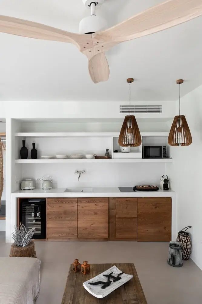 Moderne Küchenzeile mit Holzfronten, offenen Regalen und zwei Holzpendelleuchten.