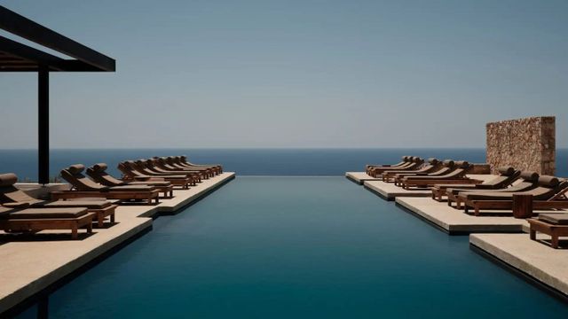 Boutique Hotel in Griechenland: Infinity-Pool mit Holzliegen über dem Meer im Gundari auf Folegandros