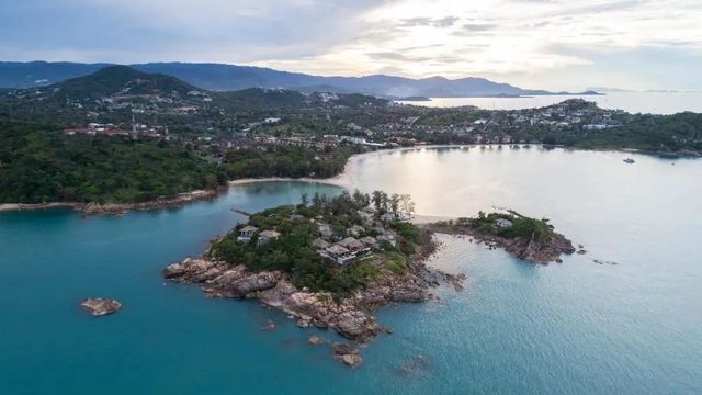 Luftbild der Nordostküste von Koh Samui mit der kleinen Privatinsel Koh Fahn