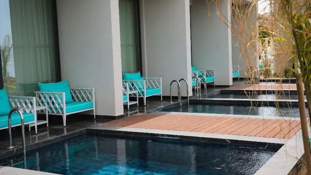 Zimmerreihe mit privaten Pools und Terrassen im Serbellas Boutique Hotel auf Zypern