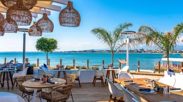 Beachclub mit Rattanlampen und Palmen am Meer im Carpe Diem Boutique Hotel bei Side an der Türkischen Riviera